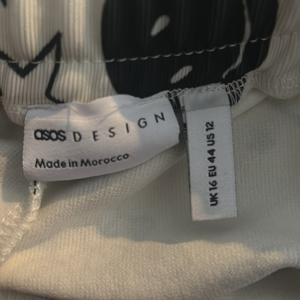ASOS DESIGN board short in tattoo print in mono size 12 - Picture 9 of 10
